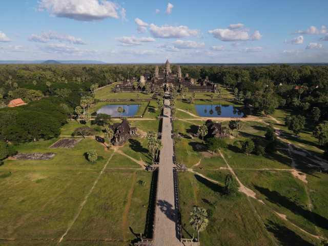 Forgetting Angkor in Order to Gain Tourism Independence?