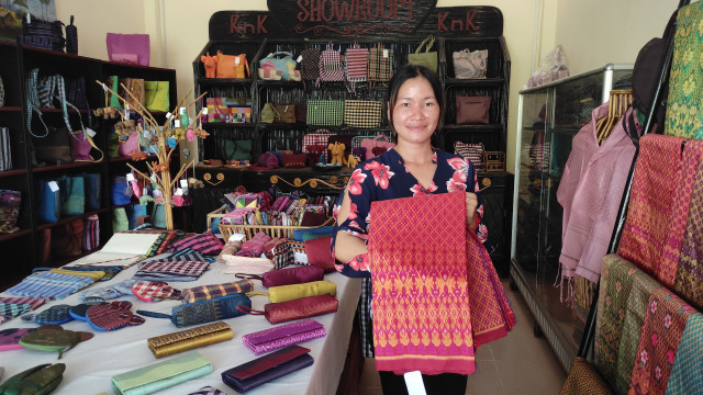 Female Silk Weavers of Battambang Hit Hard by COVID-19 Tourism Disruption