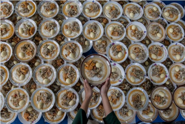 Indonesian Muslims break fasting with sweet "iftar" meals, friends reunion