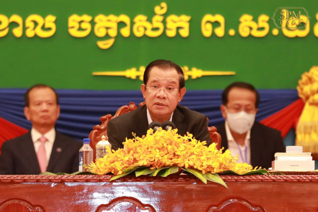 Keep Trying, PM Hun Sen Tells Exam Failures