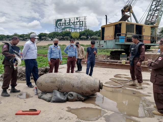 Bomb found in riverbed in front of Cambodian Royal Palace