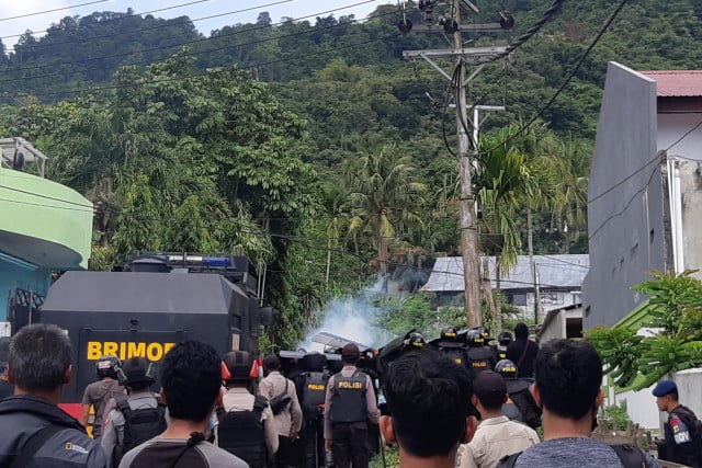 Indonesia police use water cannon against Papua protesters