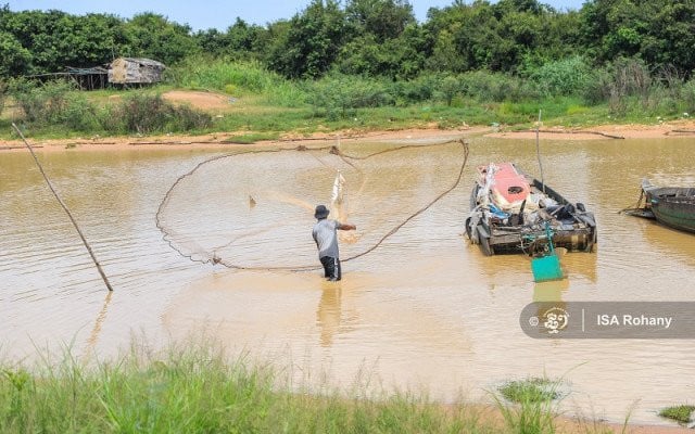 Fishermen on the Tonle Sap Lake Say the Declining Number of Fish Is Affecting their Livelihood