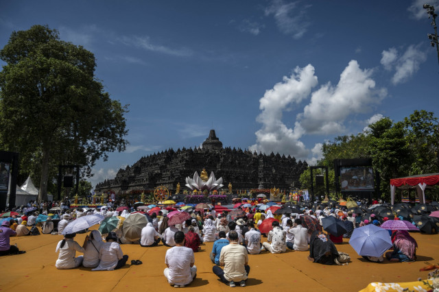 Indonesians celebrate Vesak at world's largest Buddhist temple