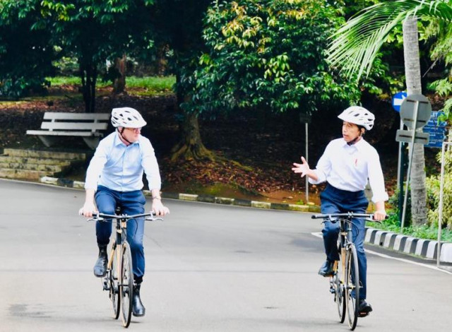 New Australia PM, Indonesia president ride bikes as diplomatic wheels turn