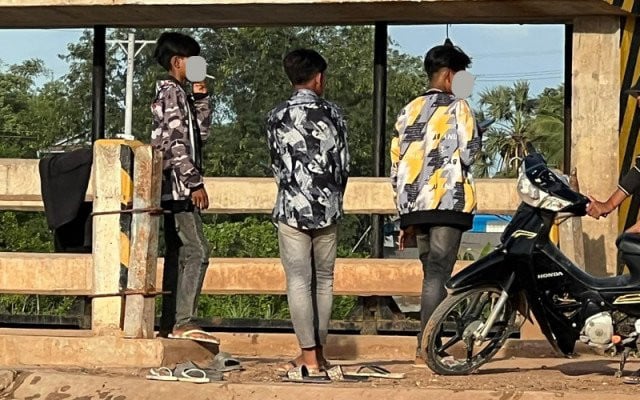 Student Smokers Defy Health Dangers Cambodianess