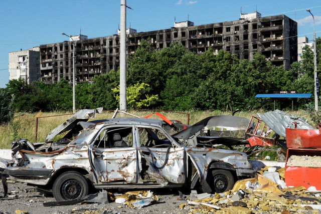 Life resumes near Ukraine frontline despite war threat