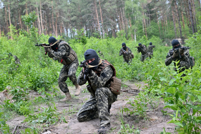 Ukrainian army recruits begin UK military training