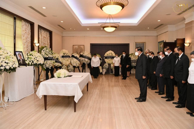 PM Hun Sen Pays Tribute to Japan's Ex-PM Abe at Embassy