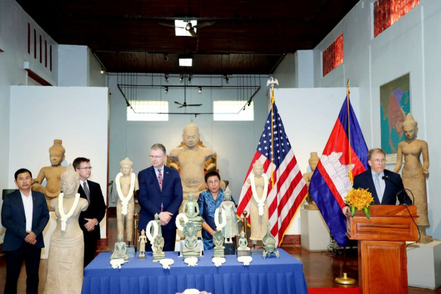 US Returns Looted Artifacts to Cambodia