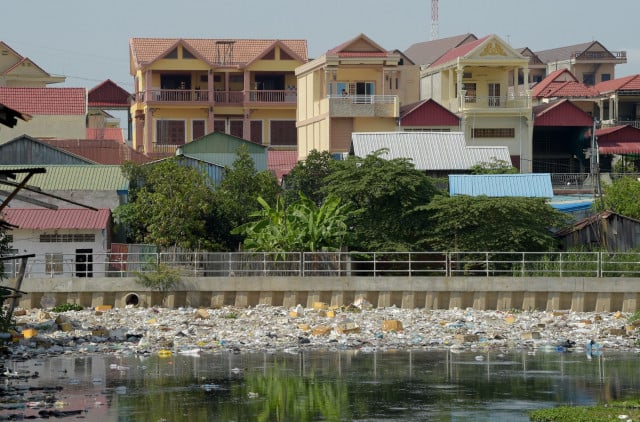 A Plastic-Garbage Eater Ship Soon to Come to Cambodia?