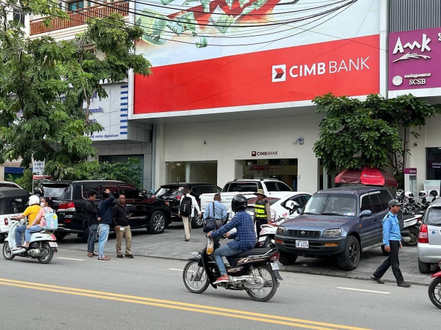 Guard Injured During Bank Shooting