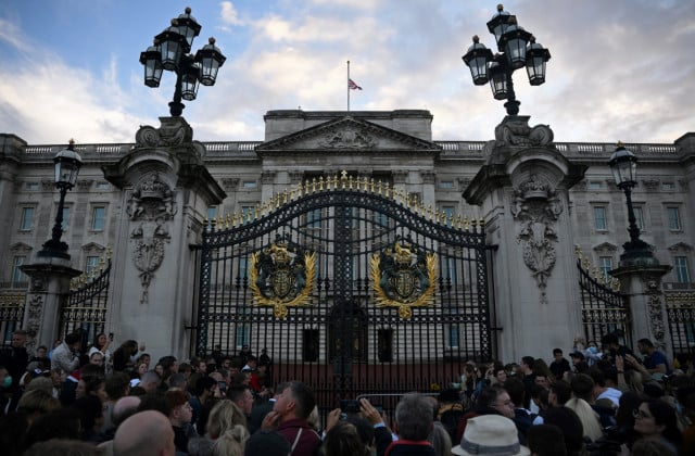 World briefly unites to mourn 'Elizabeth the Steadfast'