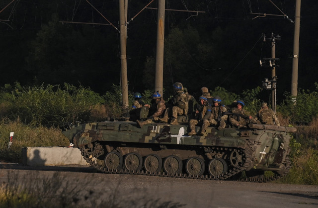 Russia 'regroups' troops in east as Ukraine advances