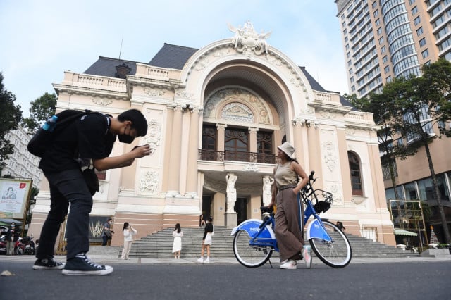 Cambodian Tourists Flock to Vietnam