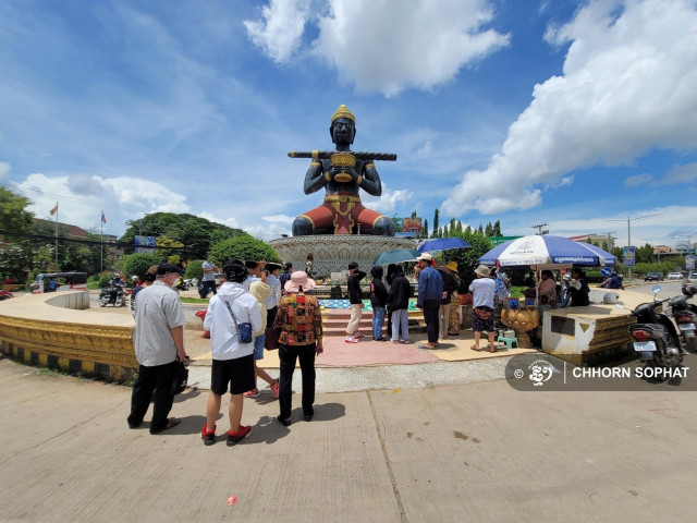 Cambodians Travel in Droves for Pchum Ben