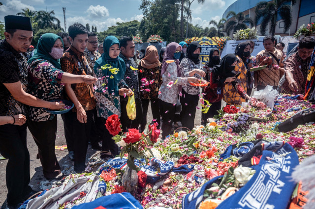 Indonesia probes elite officers as stadium disaster death toll rises
