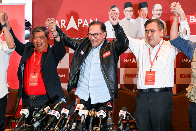 Malaysia's Anwar claims majority after vote, but rival does not concede