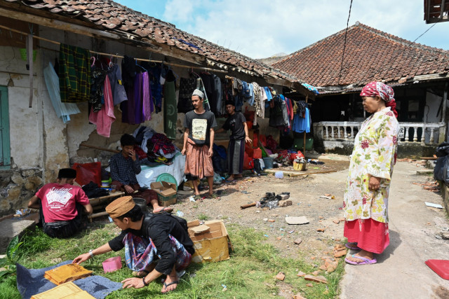 Indonesia quake survivors appeal for supplies as rescuers trawl rubble