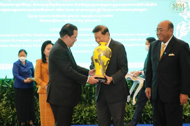 Hun Sen Wins Lifetime Achievement Award