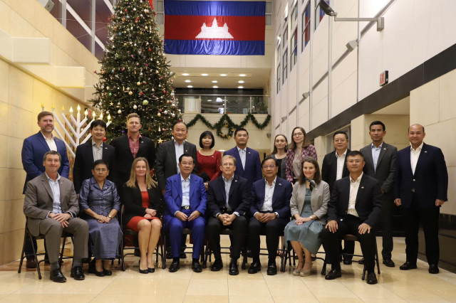 Hun Sen Visits the U.S. Embassy for First Time, Discusses Ties with the Ambassador