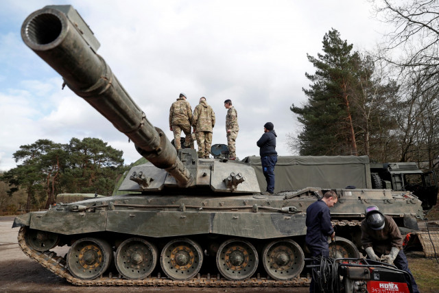 UK sending heavy tanks to Ukraine, prompts Russian warning