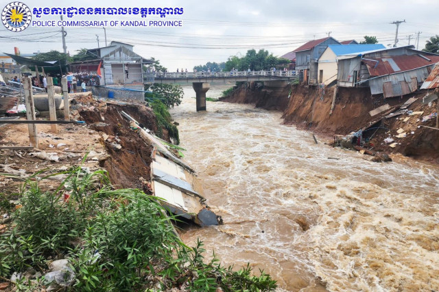 Houses Fall into Canal in Ta Khmao city