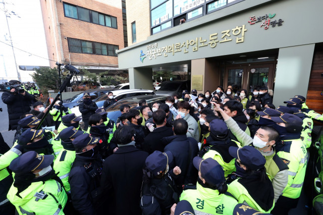 Seoul spy agency raids labour group over suspected N. Korea ties