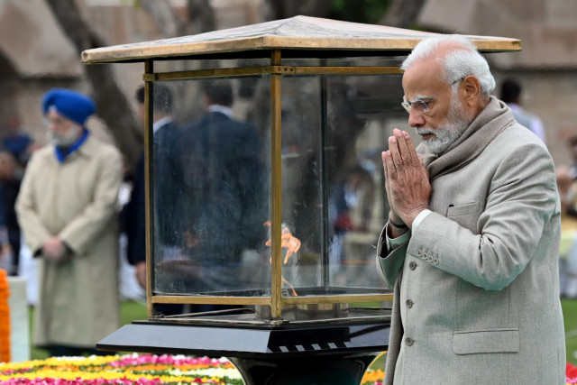 Modi pays homage to Mahatma Gandhi on 75th anniversary of death