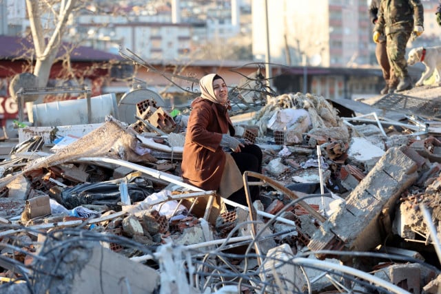 Turkey-Syria quake toll tops 7,800 as rescuers battle cold