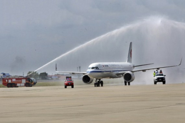 Cambodia welcomes Chinese flight, tourists with water cannon salute