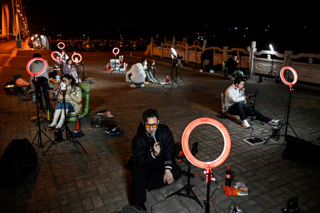 Chinese livestreamers flock outdoors for late-night tips