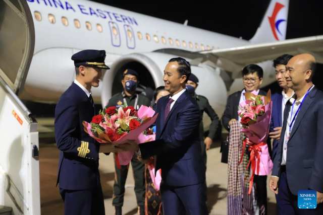 Cambodia welcomes 1st Chinese flight, tourists to Siem Reap