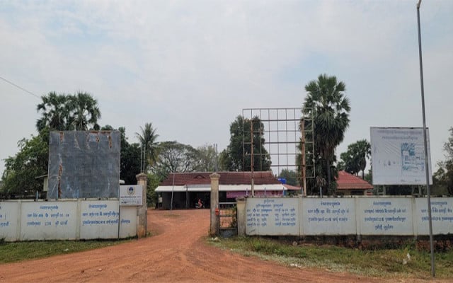 Pregnant Women Seek Svay Leu Health Center Upgrade