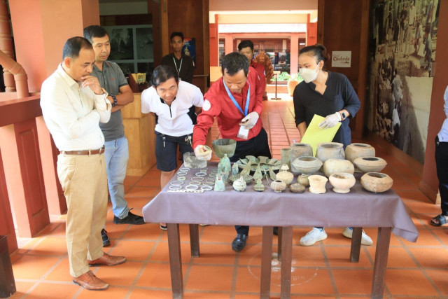 Siem Reap Residents Donate Ancient Artifacts to Museum