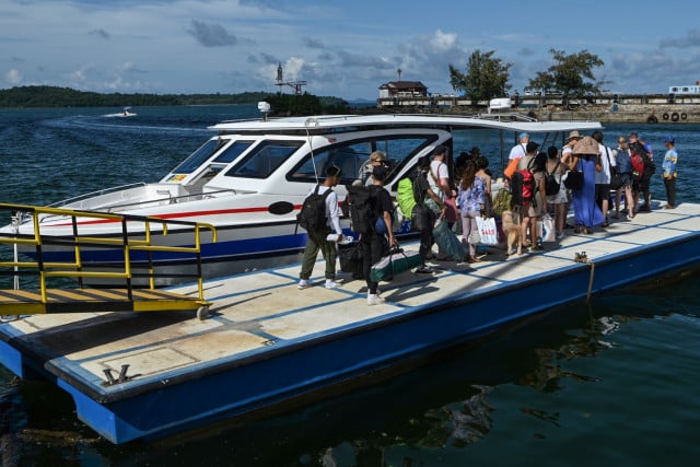 Cambodia Advises Travelers, Fishermen Not to Venture out to Sea due to Bad Weather