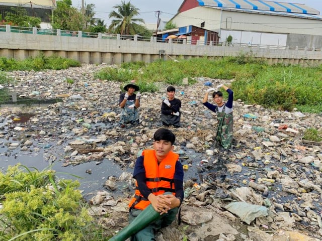 Volunteer Team Wages War on City Trash