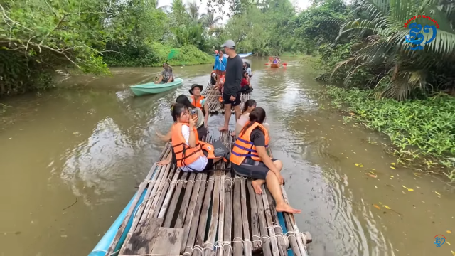Bamboo Rafting Brings Excitement for Young Tourists