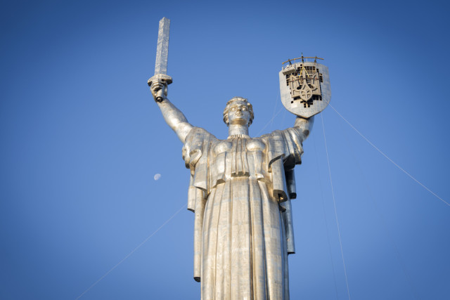 Ukraine Replaces Soviet Hammer and Sickle with Trident on Towering Kyiv Monument