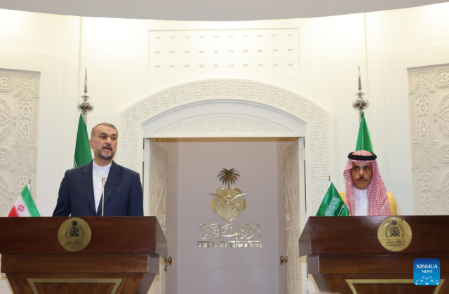 Iranian FM Says Ties with Saudi Arabia "Moving in Right Direction"