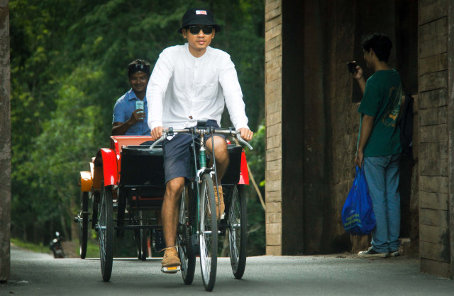 Nostalgia and Romance: A Tour Guide Takes Guests around in a Rickshaw 
