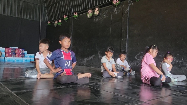 Lakhaon Khaol Youth of Cambodia Train Kids for Free 