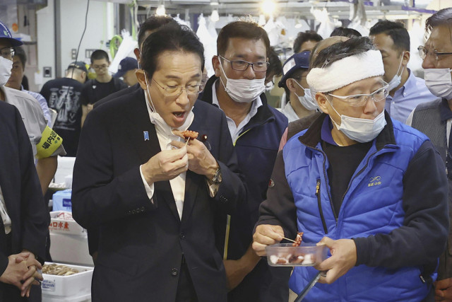 Japan's PM Visits Fish Market, Vows to Help Fisheries Hit by China Ban over Fukushima Water Release