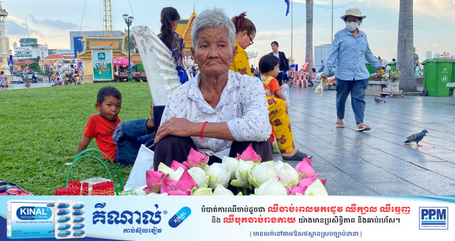Pchum Ben: Street Sellers Forget about Hometown, Hoping for Extra Income in Phnom Penh