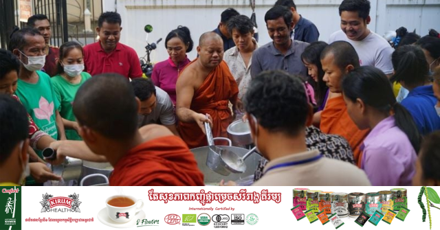 Pchum Ben: No Food Wasted at Pagodas