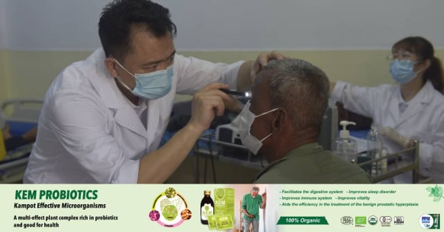 Chinese Doctors Help Restore Eyesight for Cataract Patients in Cambodia