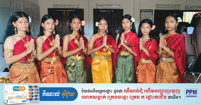 Young Siem Reap Province Students Practice Khmer Classical Dance on their Own