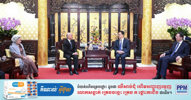 Chinese Vice President Meets Cambodian King, Queen Mother