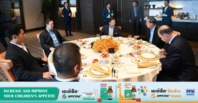 Senate President Hun Sen Hosts Godbrother Brunei Sultan for Breakfast