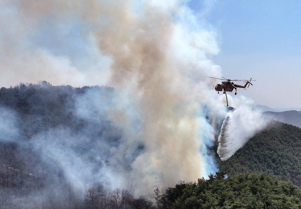 S. Korea Authorities Deploy Choppers, Troops to Battle Wildfire S. Korea Authorities Deploy Choppers, Troops to Battle Wildfire